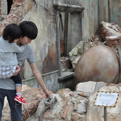 ホテルユニバーサルポートの入り口に大きな卵を発見！スイッチを押すと…