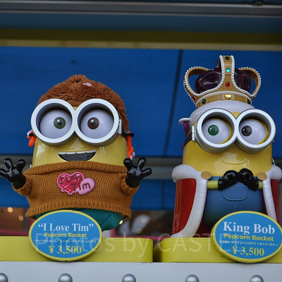 アイ・ラブ・ティム ミニオンポップコーンバケツ（左）