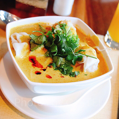 ラクサスープに米粉の麺を入れました♪