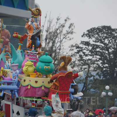 アトラクションのアリスのティーパーティーは誕生日に乗ると何かが起きる・・・！