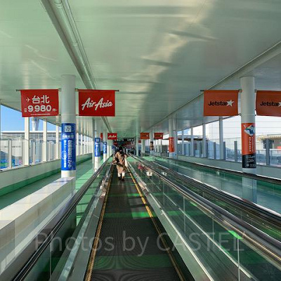 ここを歩いていくと到着！