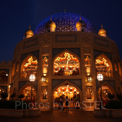 ライトアップされた夜のキャラバンカルーセル