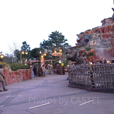 スプラッシュマウンテン前：16：30頃撮影