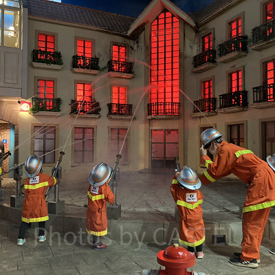 消防士体験では車に乗って火災現場へ行き、放水で消火／キッザニア東京