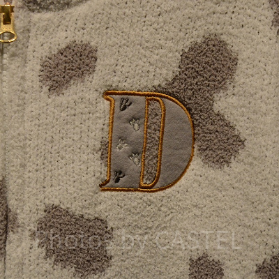 子犬の足あと付きのイニシャル