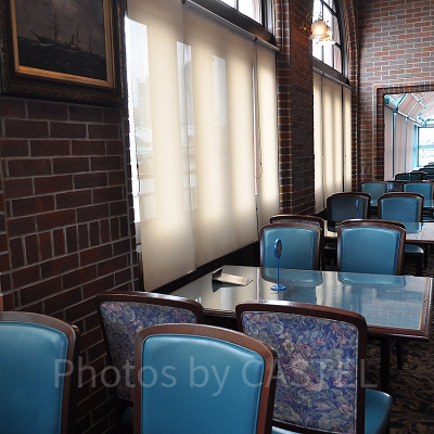 サンジの海賊レストラン店内／窓際席（グループ席）