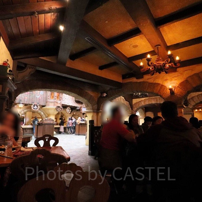 レッドローズ・タバーン内の様子