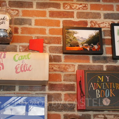 基調なアート作品の数々が飾られている店内