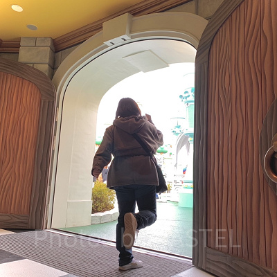 大きな扉を活かして撮影するのがおすすめ