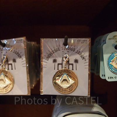 ジョーズのチャーム（左）とピンバッジ（右）