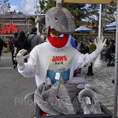 ジョーズ前カートではジョーズのファッショングッズが販売されています/USJ