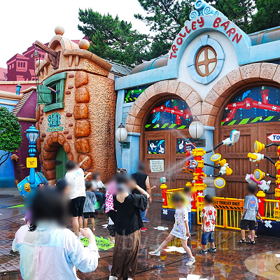 ジョリートロリーの車庫の散水の様子