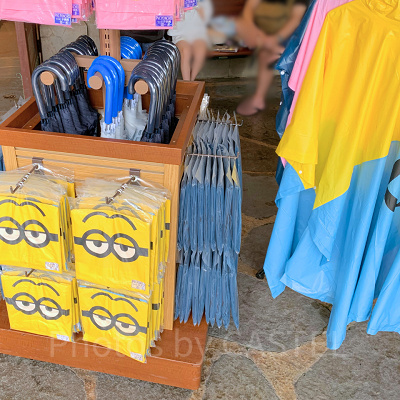 店頭にカッパが並んでいる様子