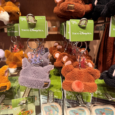 キーチェーン（左）