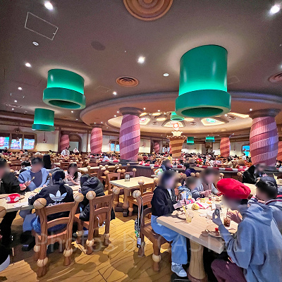 キノピオカフェ：広々とした店内