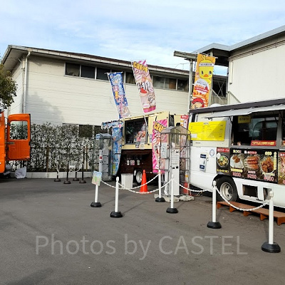 色々な食べ物の販売があるキッチンカー