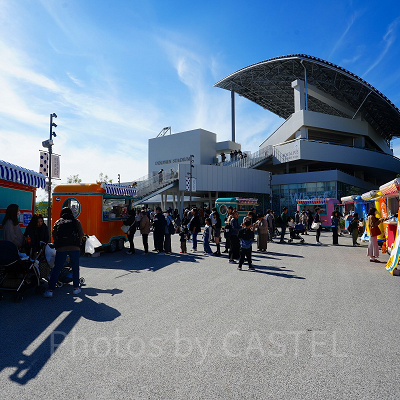 神戸須磨シーワールド：広場にある複数のワゴン