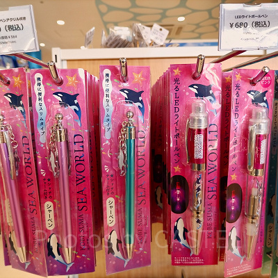 神戸須磨シーワールドのお土産・グッズ：スリムボールペン、アクリルシャチ付き