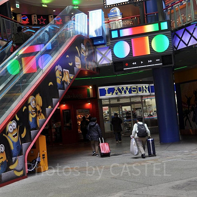 ローソンユニバーサルシティ店（画像中央）／USJ