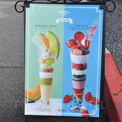 （左）リッチメロンパフェ （右）苺とチョコレートのパフェ