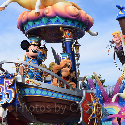 ドリーミングアップのミッキーのフロートの写真を使って説明しますね！