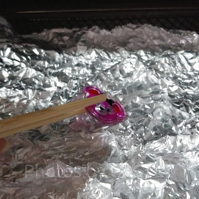 熱いプラ板を割りばしで取りましょう