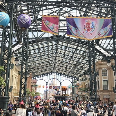 ガラス張りの天井から光が入るので明るくとれますよ！