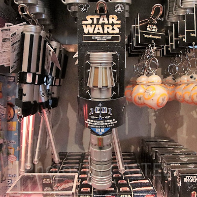 ライトセーバーのキーホルダー（写真左）