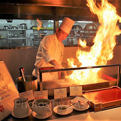 鉄板焼きのライブパフォーマンス