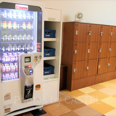 ロッカーと牛乳自動販売機