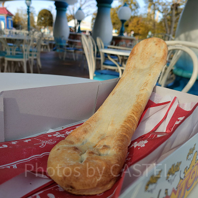 食べ歩きにも最適なロング・ナン！