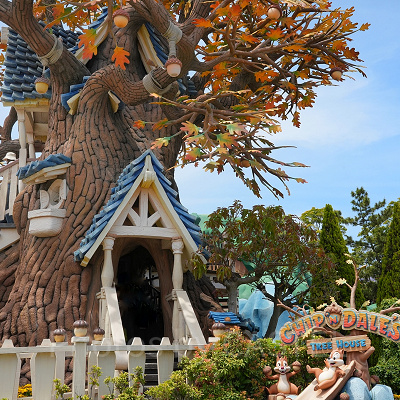 チップとデールの看板が目印です