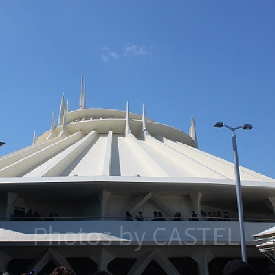 白い屋根が目印です