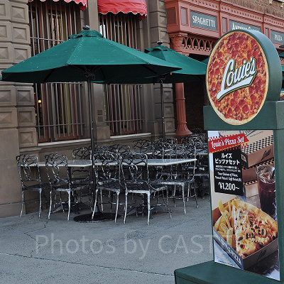 ルイズN.Y.ピザパーラーのテラスと看板