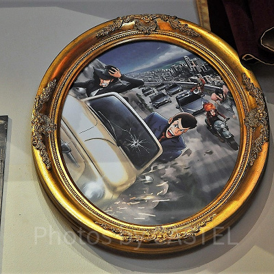 仲間とカーチェイスを繰り広げるルパン三世