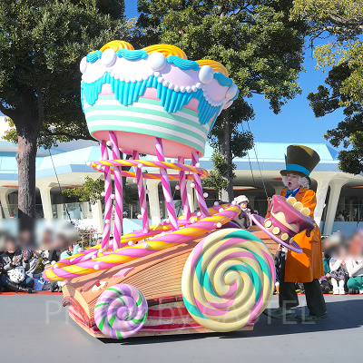 マッドハッターは徒歩で登場