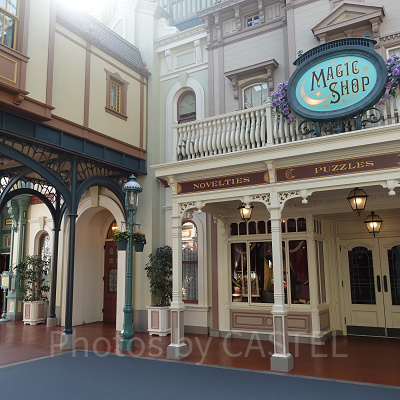 クラブ33の隣にあるマジックショップ