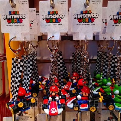 マリオカートのフラッグ付きキーホルダー／マリオ