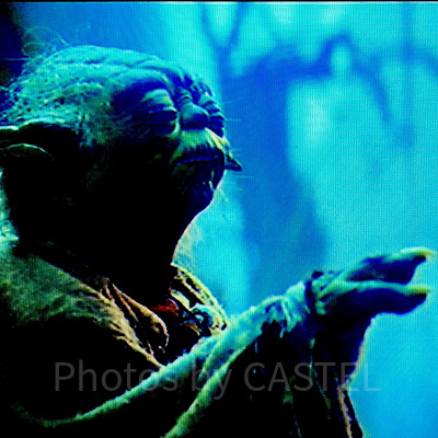 マスターヨーダがフォースでXウィングを持ち上げているところ