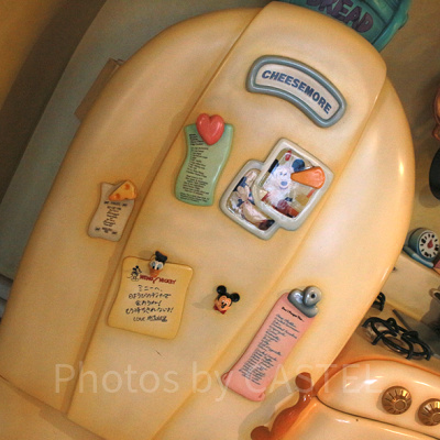 扉を開けることができる仕掛け。メモを読んでみても楽しいかも！