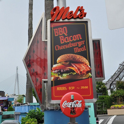 メルズドライブインの看板