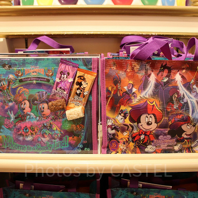 アーモンドチョコレートバーのバッグではミッキーとミニーが不安そうな顔