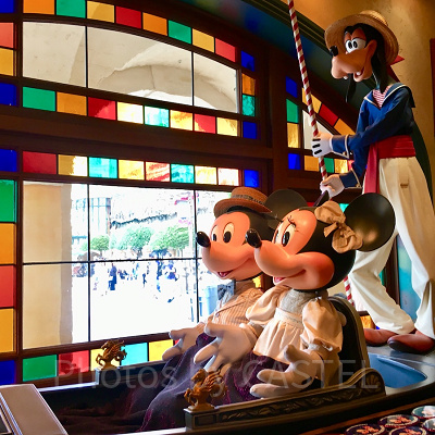 ヴェネツィアン・ゴンドラに乗るミッキーとミニー