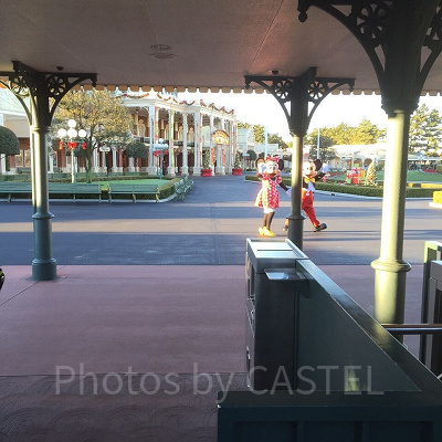 仲良く並んで歩いてくるミッキーとミニー