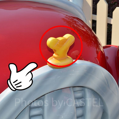 ミッキーの車のエンブレム