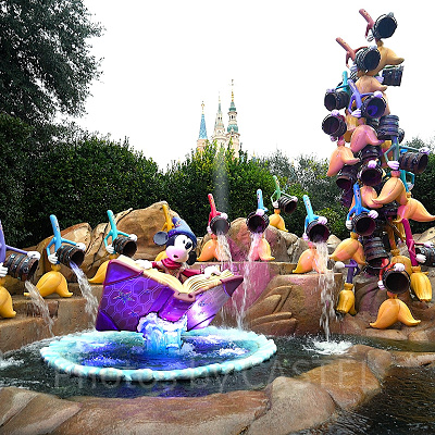 ヴォヤッジ・トゥ・ザ・クリスタル・グロット：ミッキーがくるくる回りながら水をぶかっけられ続けています。