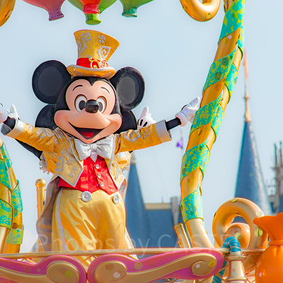 たくさんのショーやパレードに出演するミッキーマウス！