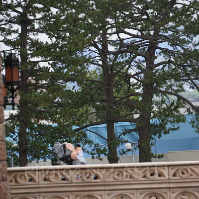 ゲストに投げキッスを飛ばす寸前のミッキー