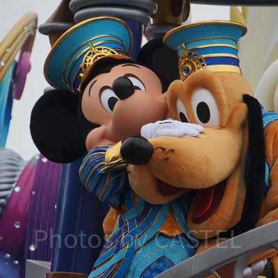 愛犬のプルートをかわいがるミッキー