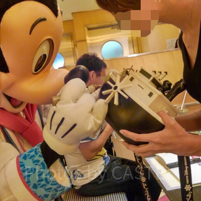 サインを書くミッキー。小指を立ててる♡